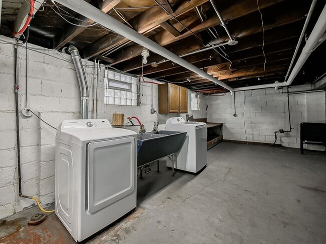 Building Photo - Fully Remodeled 2-Bed Home in Dearborn!