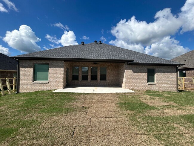 Building Photo - Beautiful Modern Home in Pea Ridge!