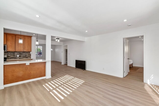 Building Photo - Move-In Ready Gem with Convenient Location