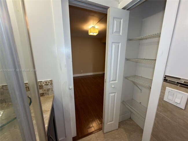 Building Photo - 320 Racquet Club Rd