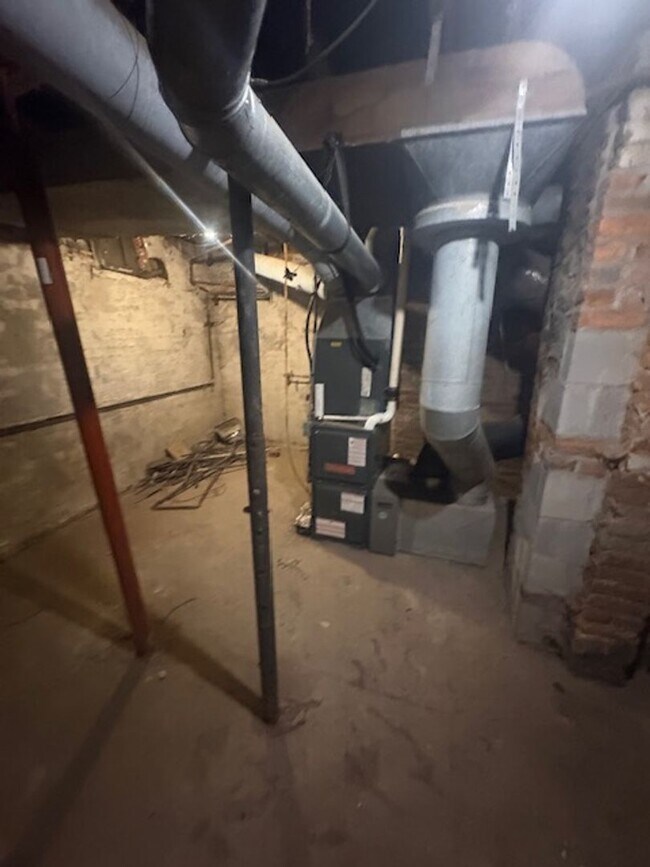 Building Photo - Single Family home with large yard