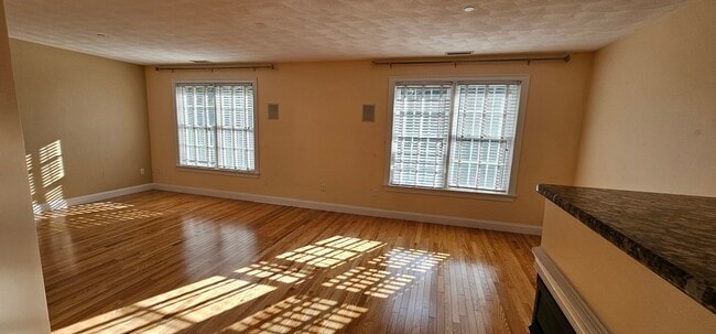 Building Photo - 14 Dansereau Pl