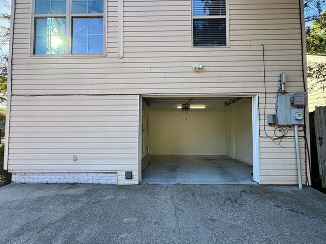 Building Photo - 627 W 2nd St