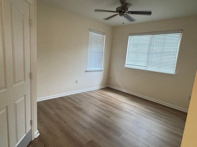 Building Photo - 9833 Baywinds Blvd