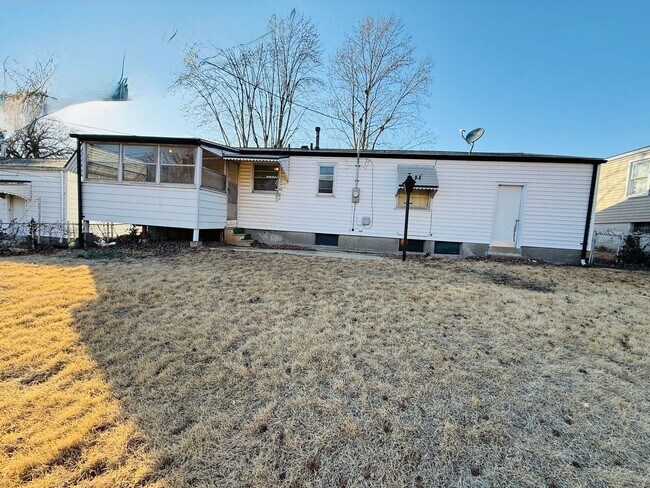 Building Photo - Spacious 3 bedroom home for Rent in Bellefontaine Neighbors