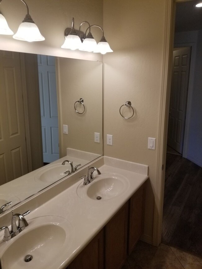 Building Photo - Beautiful, Pet Friendly, Multi-level, 2110 sqft, Luxury Townhouse w/A/C! 3 Bed, 2.5 Bath, + Loft ...