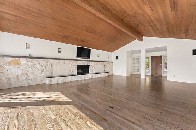 Building Photo - 4-Bedroom Luxury Home for Rent by Portland...