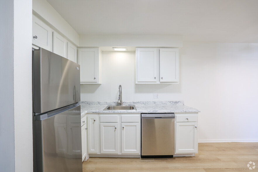 2BR, 1BA - 1030SF - Kitchen - Sherwood Village