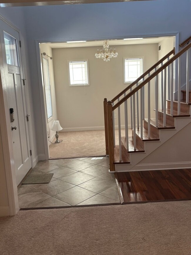 Building Photo - 3 bdrm 2.5 bath in downtown area