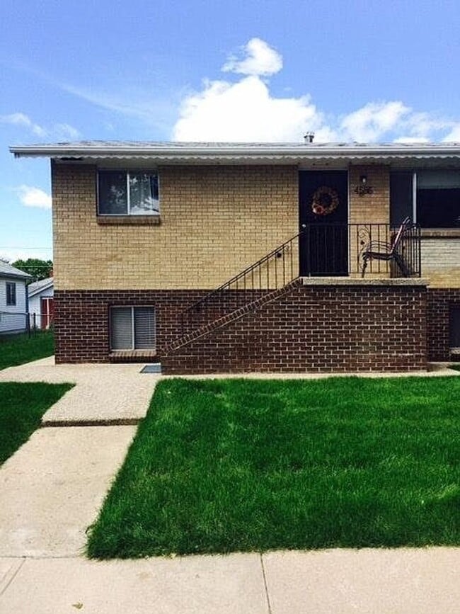 Building Photo - Bright & Beautiful Top Floor 2-bedroom 1 Bath Across Berkeley Park Lake