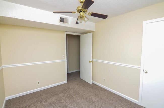 Building Photo - 708 Heidi Ct