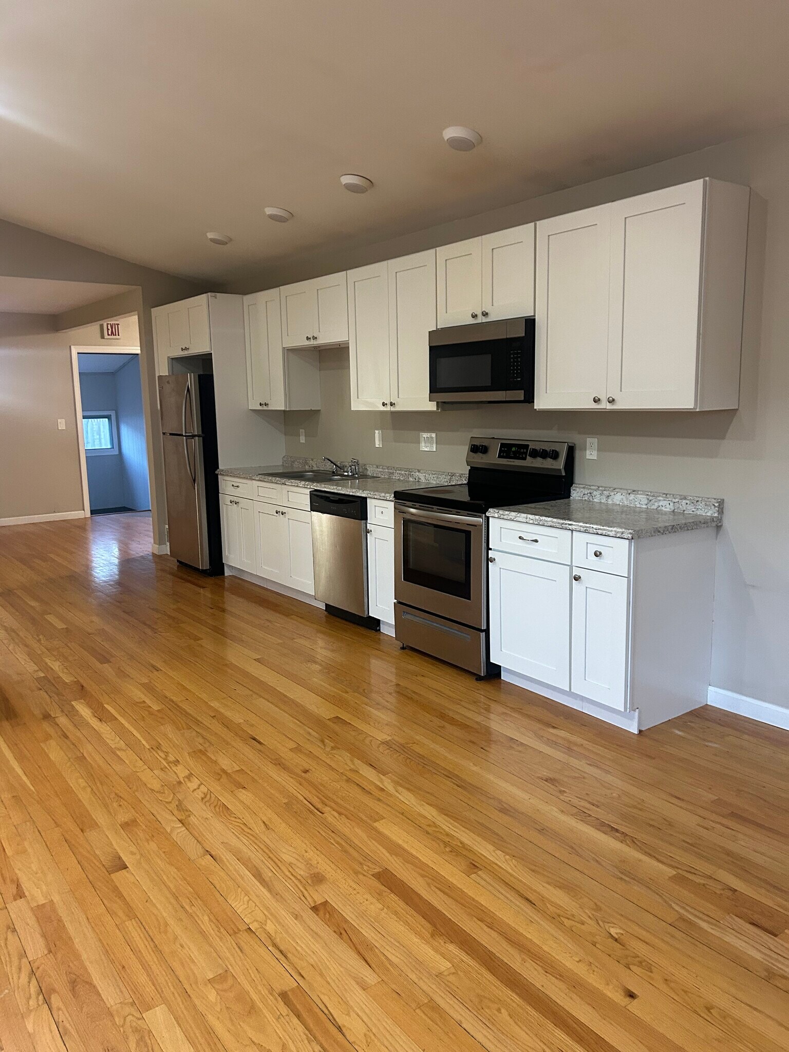 Building Photo - 19 Church Ln