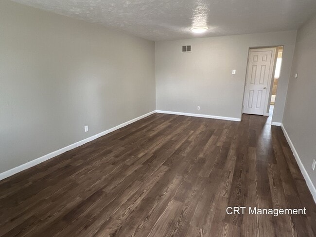 Building Photo - Freshly Updated 3-Bedroom, 1-Bathroom **FR...