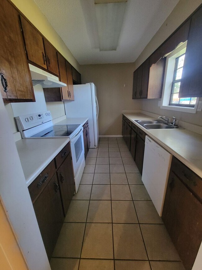 Building Photo - Home conveniently located