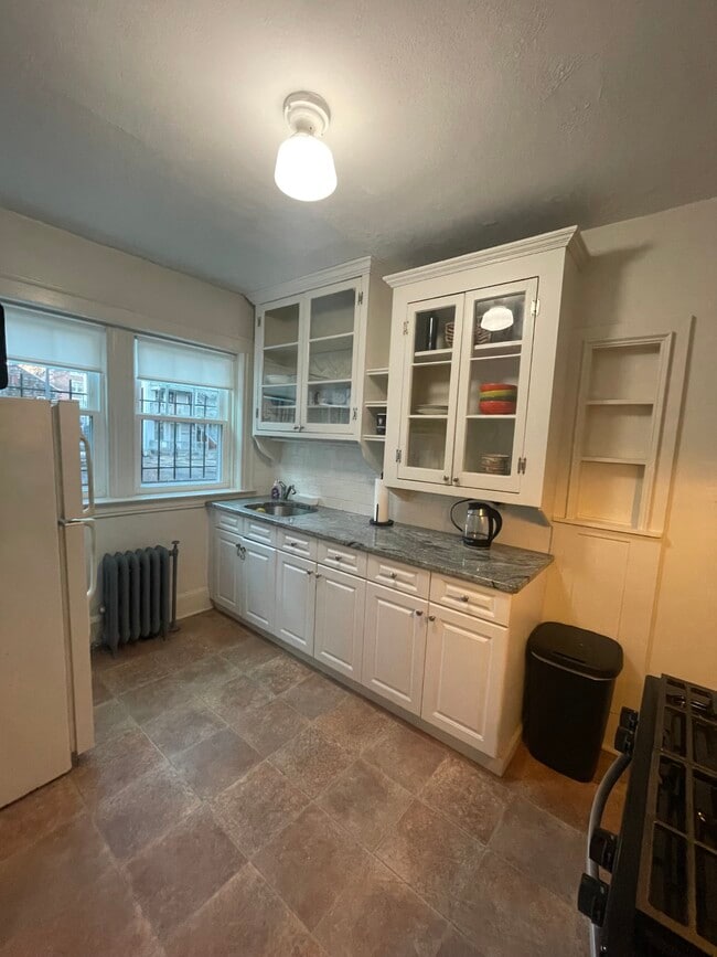 Apt 8 - Lynwood Place