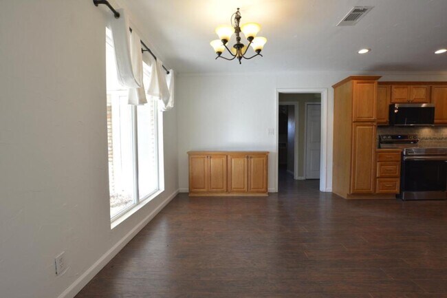 Building Photo - 815 7th St