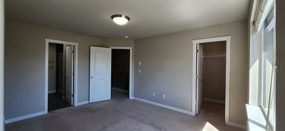 Building Photo - 16021 Manor Way