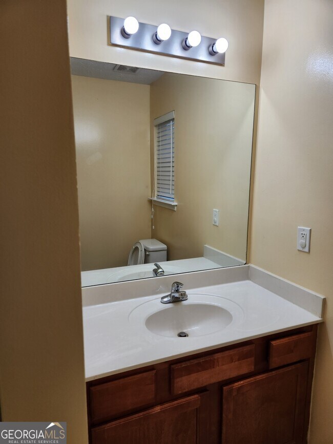 Building Photo - 2135 Pineview Trail