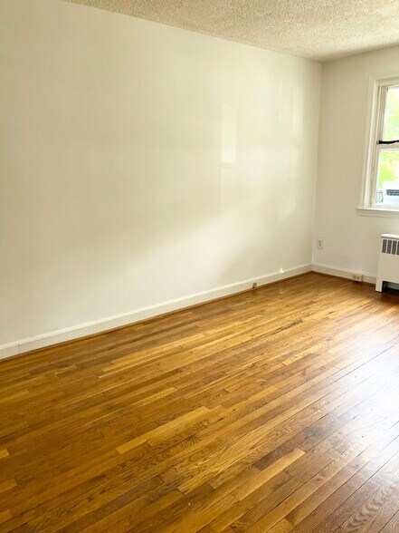 Building Photo - 906 Pine Heights Ave