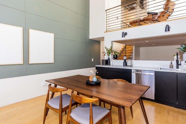 Building Photo - 2323 Magnolia St