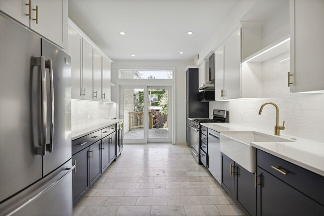 Building Photo - Available Now! // 3 Bedroom 2.5 Bathroom T...