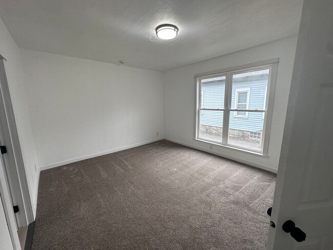 Building Photo - 1016 4th Ave