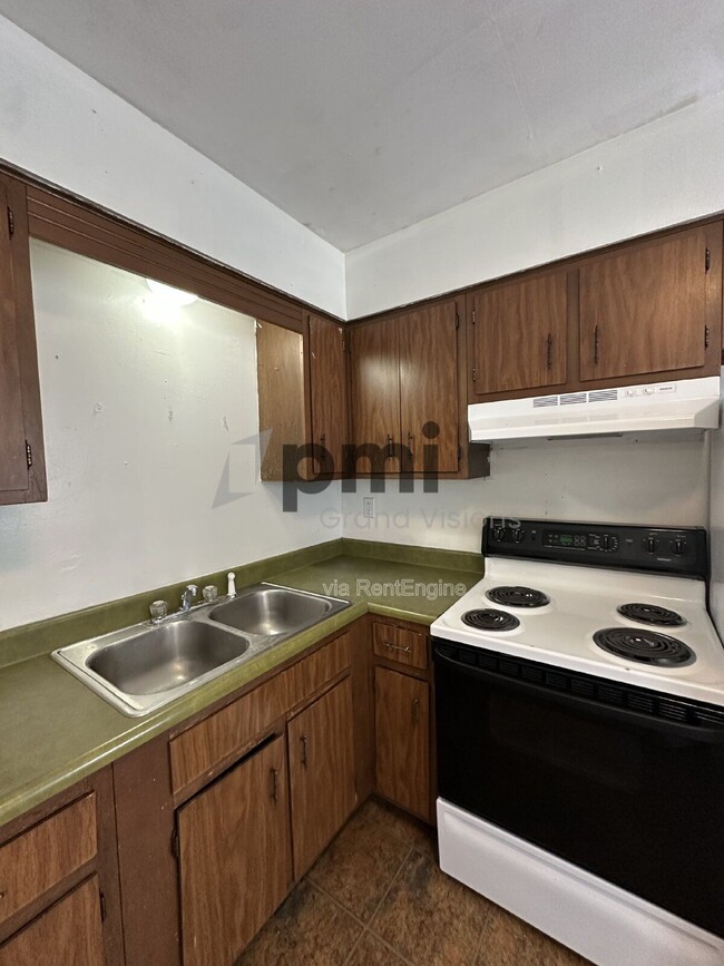 Building Photo - 1612 University Dr