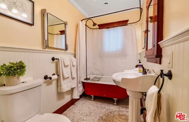 Building Photo - 4253 Fountain Ave