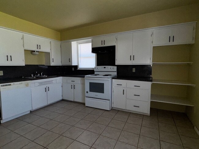 Building Photo - 909 NW Bell- Hot new listing!