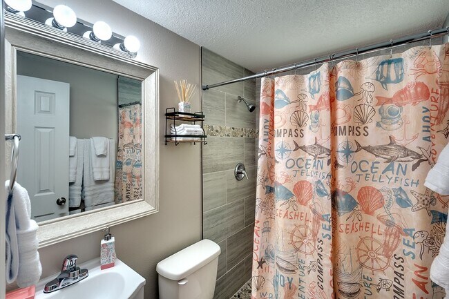 Building Photo - Charming 2 Bedroom Duplex in West Bradenton – Available Furnished or Unfurnished