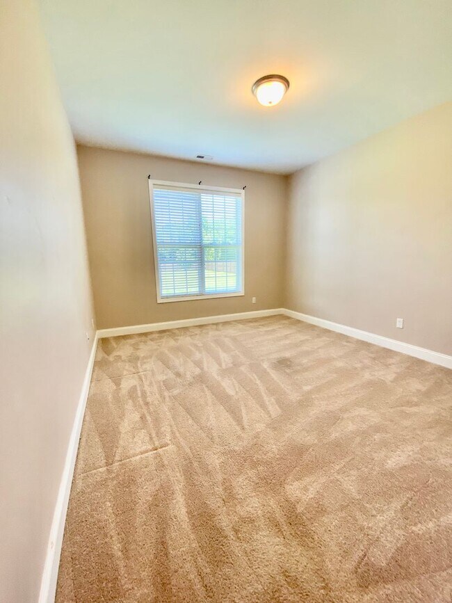 Building Photo - Huge 6 Bedroom Home In The Bluffs On The New River
