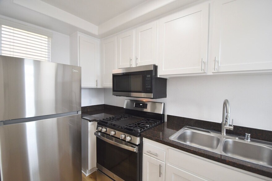 Building Photo - 425 N Alvarado St