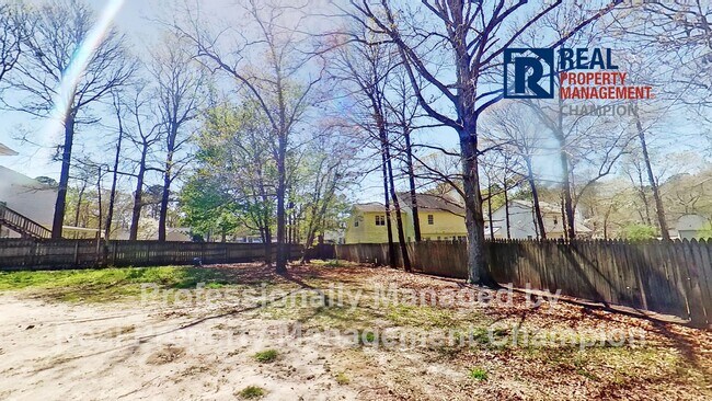 Building Photo - Charming home with open floor plan, vaulted ceilings and spacious backyard