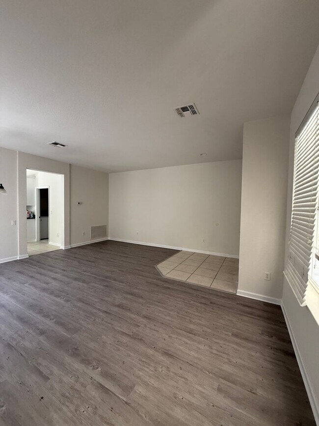 Building Photo - Come View This Amazing 3 Bed 2 Bath Single...