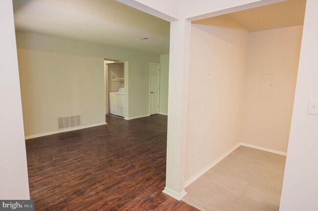 Building Photo - 800 College Ln