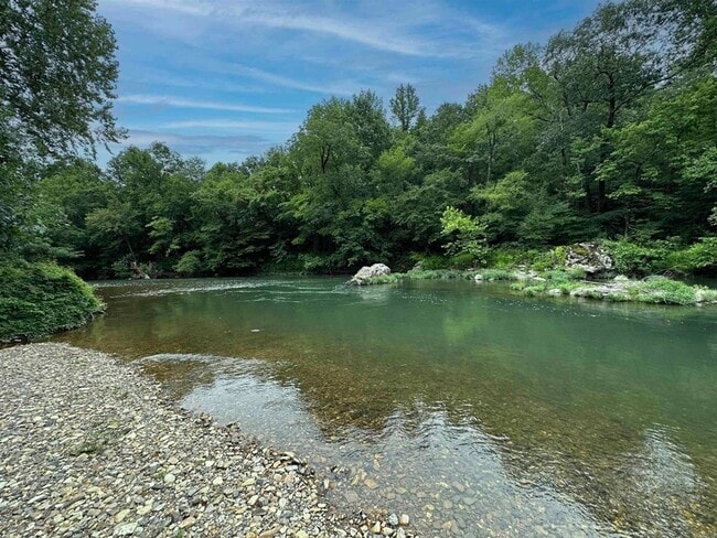 Building Photo - 896 Vaughn Rd