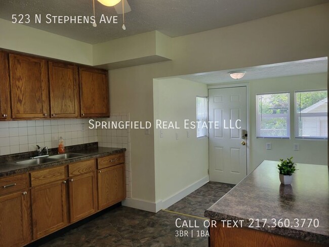 Building Photo - Floor-tastic Retreat: Rent this 3 Bed/1 Ba...