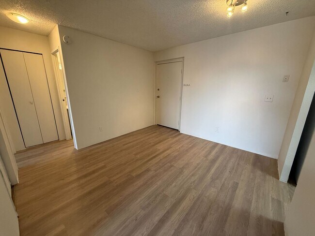 Building Photo - Nice 1 Bedroom 1 Bathroom Condo in Golden with Pool!! Available NOW!!