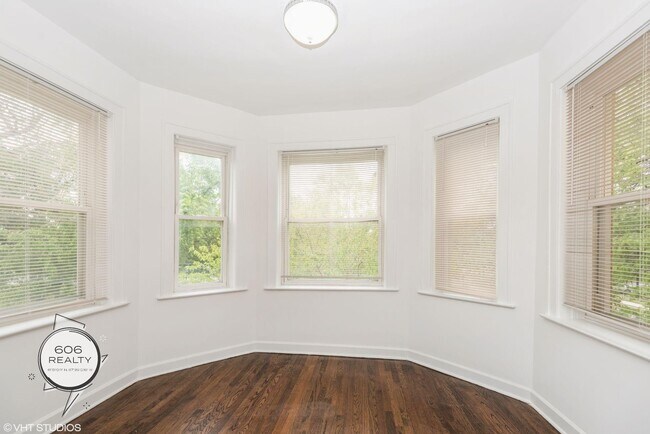 Building Photo - Hot Logan Square Apartments! SPECIAL OFFER!