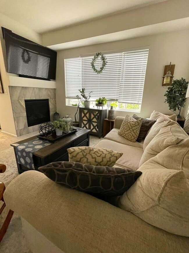 Building Photo - Gorgeous 3 Bed / 2.5 Bath Townhome, 1 Car ...