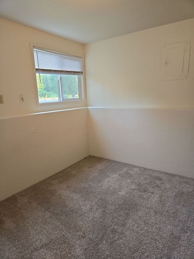 Building Photo - PRELEASING NOW: Large 6 bed/2 bath home!