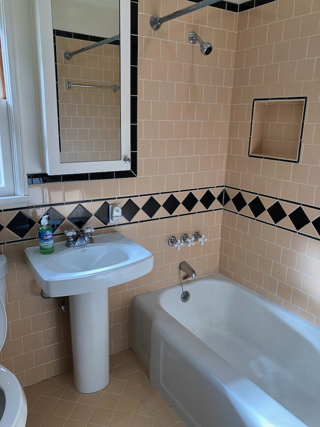 bathroom - 827 N Kemp St