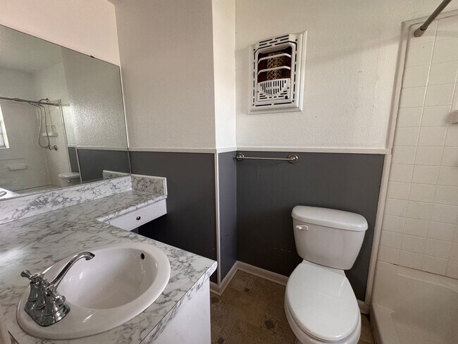 Building Photo - REMODELED SPACIOUS SOUTH BOSSIER HOME.