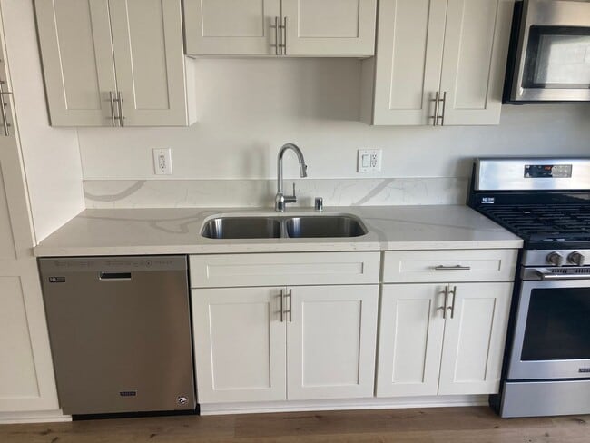 Building Photo - Updated Home in Heart of LA!