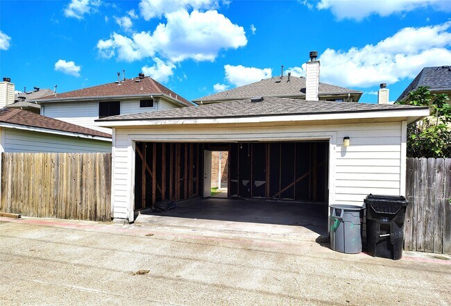 Building Photo - 13835 Purplemartin St