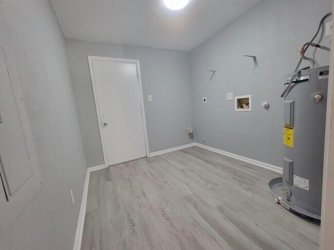 Building Photo - 701 18th Ave N