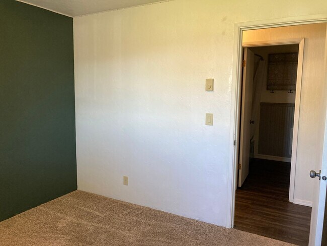 Building Photo - Kennewick Location w/a Country Flare!