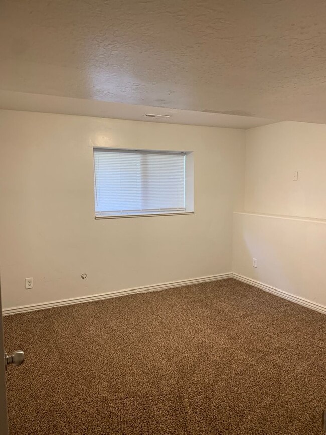 Building Photo - Spacious 5 Bedroom in Roy!