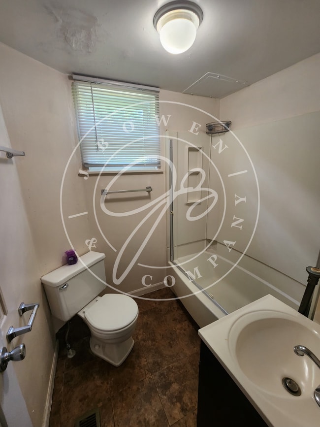 Building Photo - Charming 2-Bedroom Gem in Maumee!