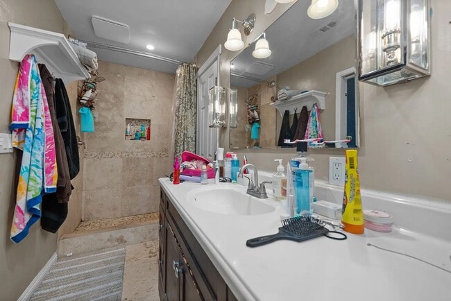 Building Photo - Large 8 Bedroom 4 Bath House Right Next to Campus!